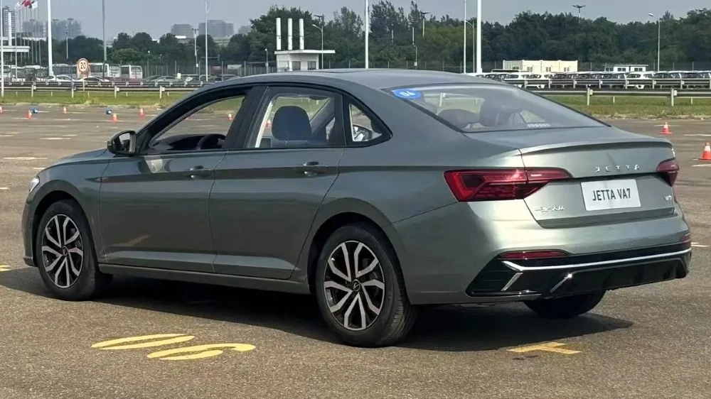 Седан Jetta VA7 сбоку сзади в Китае