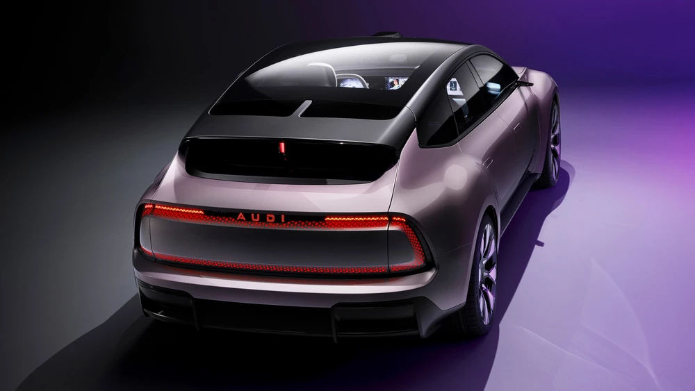 AUDI E концепт сзади сбоку