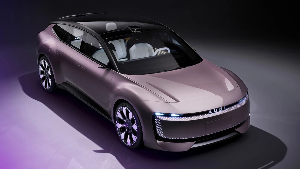 AUDI E концепт спереди сбоку