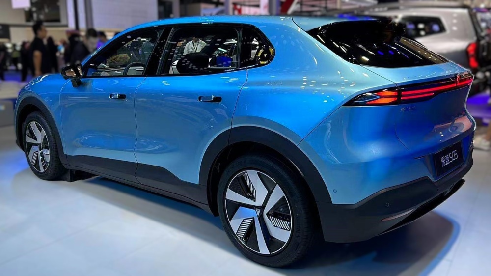 кроссовер Changan Deepal S05 сзади сбоку в Чэнду 2024