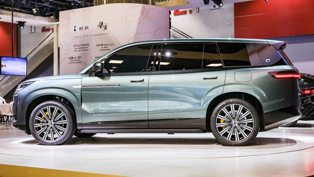 Denza N9 гуанчжоу автосалон кроссовер сбоку