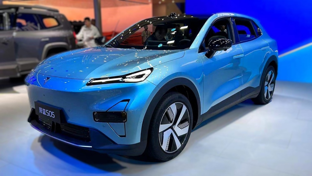 кроссовер Changan Deepal S05 спереди сбоку в Чэнду 2024