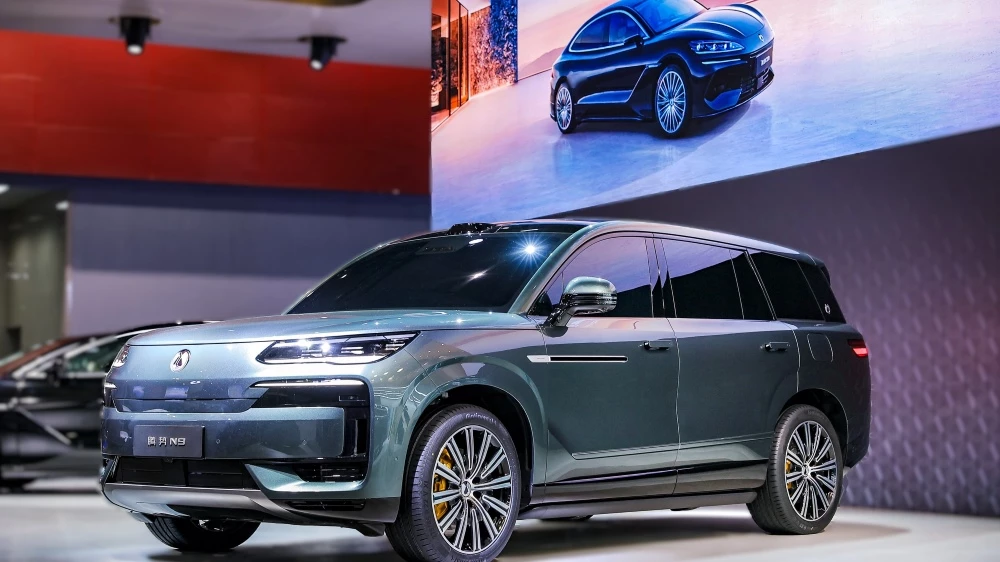 В Китае началось производство Denza N9. Первые кроссоверы везут в шоурумы Denza N9 гуанчжоу автосалон кроссовер сбоку спереди