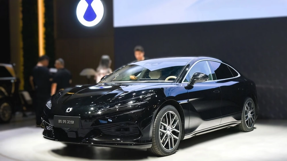 Denza Z9 гуанчжоу автосалон седан спереди сбоку