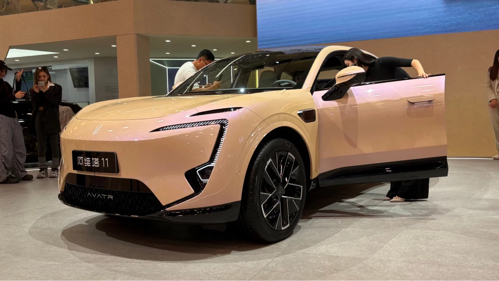 Теперь с гибридом. Обновленный Avatr 11 стал доступен для предзаказа в Китае avatr 11 обновлённый кроссовер сбоку спереди золотой гибридный
