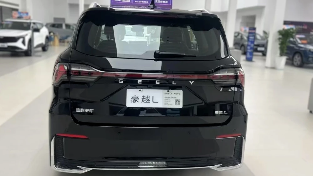 Geely Okavango Exclusive сзади у дилера в Китае