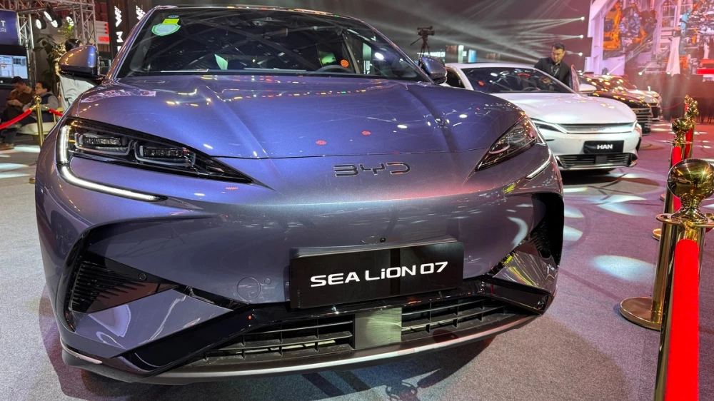 byd e-mobility festa 2024 узбекистан семь новинок кроссовер byd sealion 07 сбоку спереди голубой синий