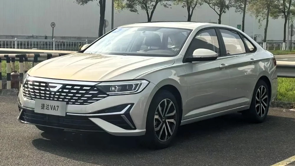 Новый Jetta VA7 готов к старту продаж. Седан уже появился у дилеров в Китае Седан Jetta VA7 спереди сбоку в Китае