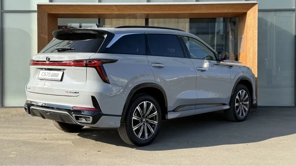 Changan CS75 Plus новый третьего поколения сзади сбоку серый