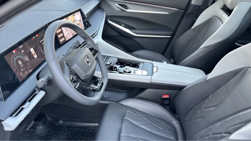 салон кроссовера changan cs75 plus серый черный 