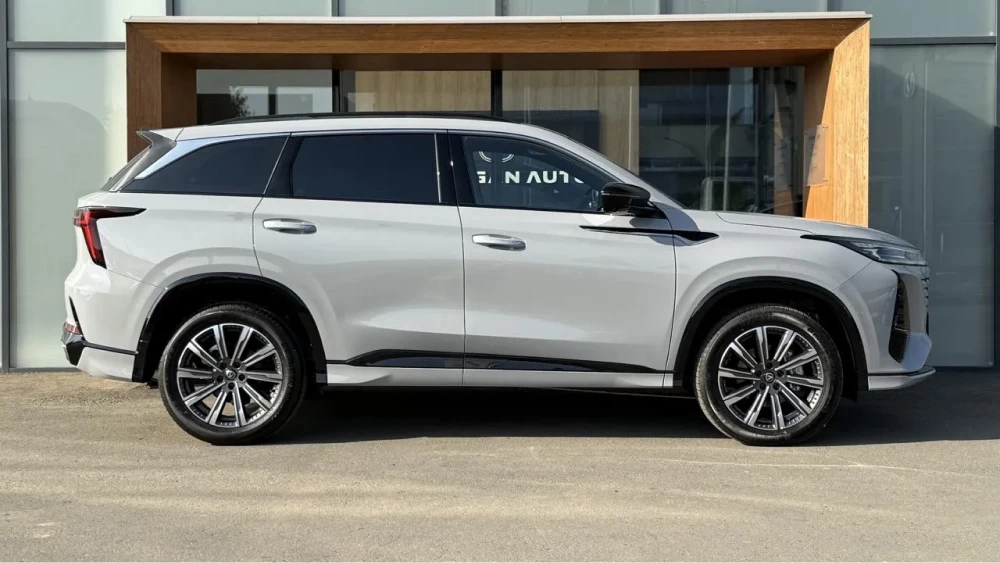 Changan CS75 Plus новый третьего поколения спереди сбоку серый
