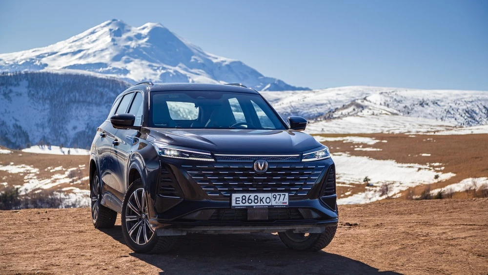 Changan CS75 Plus тест-драйв спереди