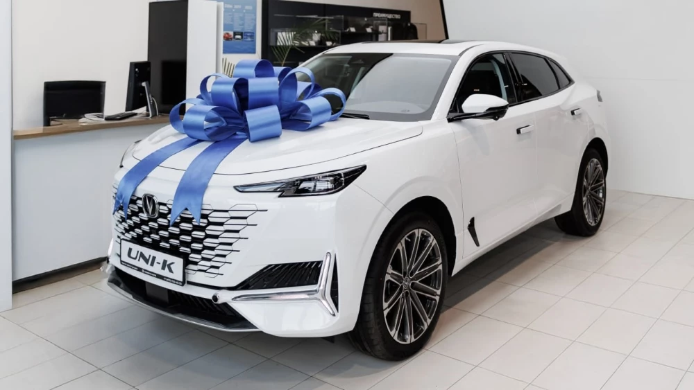 CHANGAN UNI-K и его технические особенности, о которых вы узнаете первыми Changan Uni-K в дилерском центре автосалоне сбоку спереди Кунцево