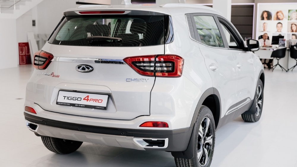 Chery Tiggo 4 Pro сбоку сзади у дилера в автосалоне новый