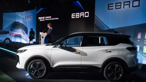 Кроссовер Ebro S700 на презентации в Испании сбоку Chery Tiggo 7 Pro