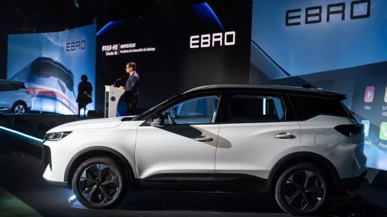 Кроссовер Ebro S700 на презентации в Испании сбоку Chery Tiggo 7 Pro