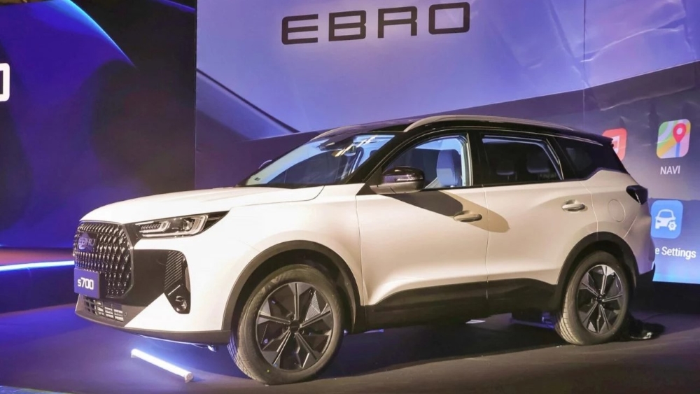 Кроссовер Ebro S700 на презентации в Испании сбоку спереди Chery Tiggo 7 Pro