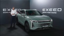 exeed rx hybrid гибридный кроссовер сбоку спереди зеленый презентация