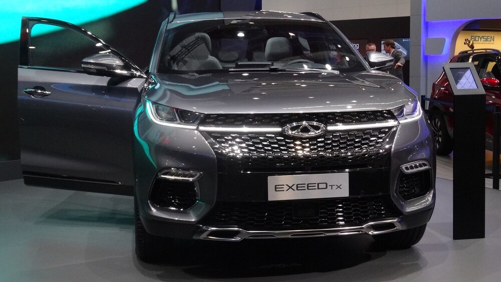 Chery Exeed TX спереди автосалона