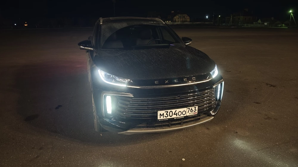 новый обновленный Exeed TXL тест-драйв обзор Сергея Мишина сбоку спереди ночной свет фары