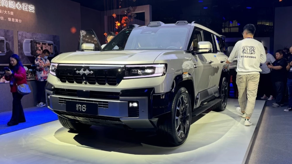 В Китае начались продажи флагманского Fang Cheng Bao Bao 8. Он дешевле и мощнее Tank 700 FangChengBao Bao 8 сбоку спереди