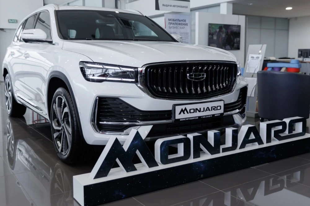 Новый Geely Monjaro у дилера в автосалоне купить сбоку спереди бизнес кар лосиный остров