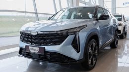 Geely Cityray у дилера в автосалоне сбоку спереди бизнес кар «Оптимум Трейдинг»