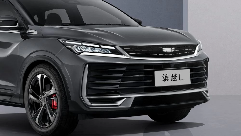 Geely вывела на рынок Coolray L. Кроссовер получил новый дизайн и стал доступнее Geely Coolray L спереди решетка изменения