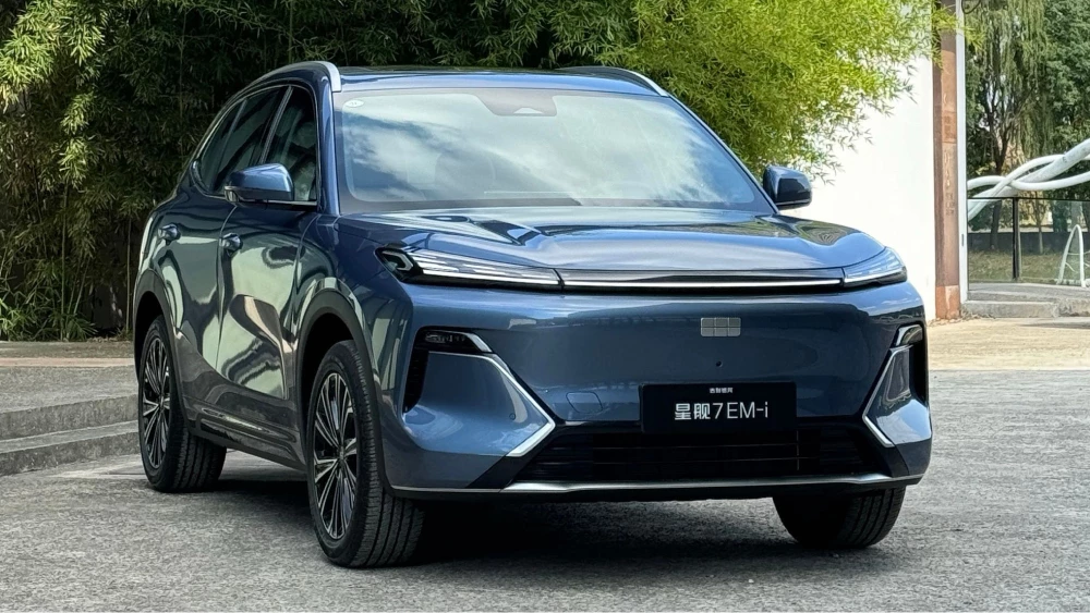 geely galaxy starship 7 em-i кроссовер сбоку спереди голубой