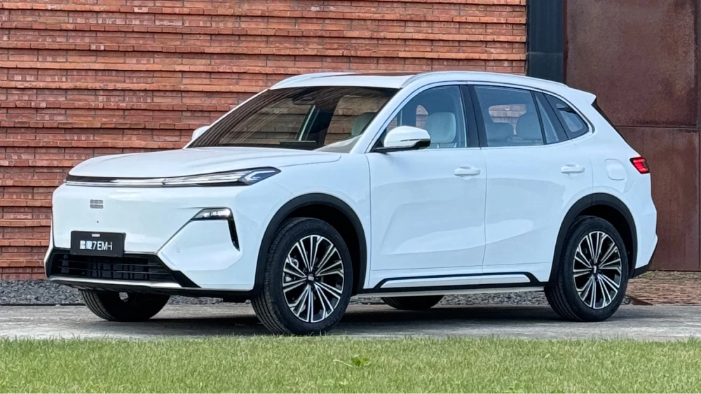 Geely Galaxy Starship 7 EM-i представили в Китае. На него скоро начнут собирать заказы geely galaxy starship 7 em-i кроссовер сбоку спереди белый