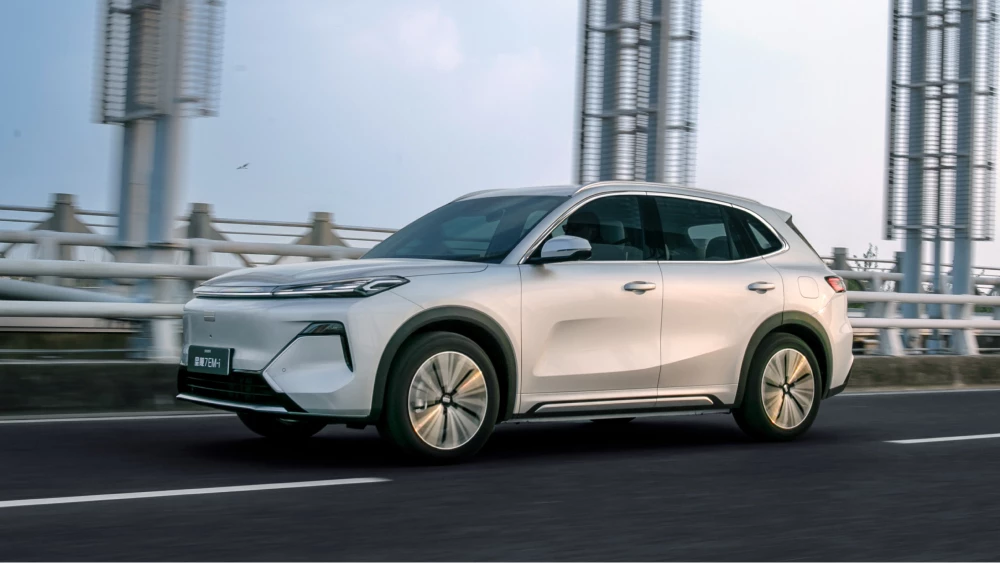 geely galaxy starship 7 em-i кроссовер сбоку спереди серебряный