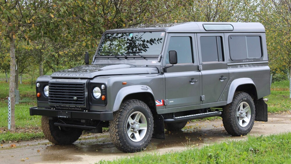 Land Rover Defender сбоку спереди