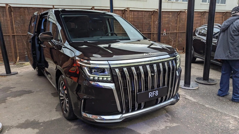 Минивэн JAC RF8 сбоку спереди