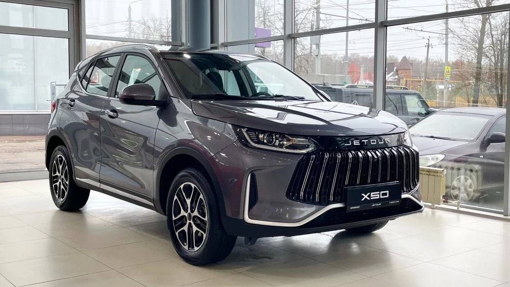Без «плюшек», но сразу по адекватной цене. Что думают эксперты о перспективах Jetour X50 Кроссовер Jetour X50 в тульском ДЦ «Автоимпорт 71» сбоку спереди у дилера в автосалоне купить новый