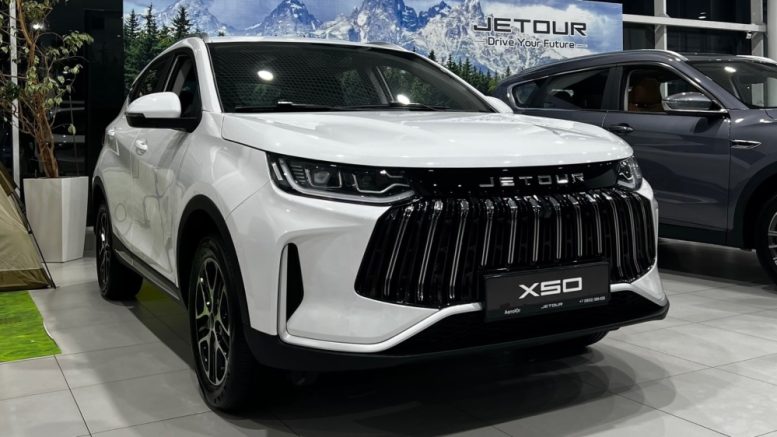 Кроссовер Jetour X50 в автосалоне у дилера новый купить спереди сбоку ставрополь