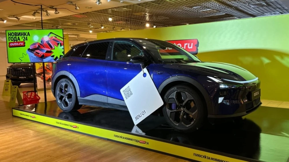Электрический кроссовер Jidu 01 сбоку спереди в России презентация