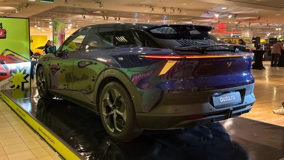 Электрический кроссовер Jidu 01 сбоку сзади в России презентация