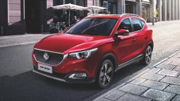 mg zs старт продаж цена комплектации кроссовер сбоку спереди красный