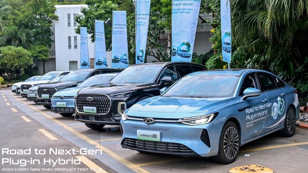 Chery Arrizo 8 PHEV спереди сбоку гибридный седан