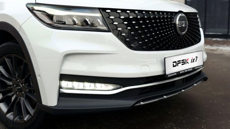 Кроссовер Dongfeng DFSK ix7 спереди сбоку