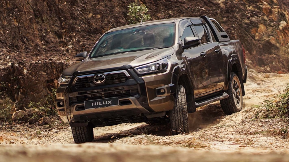 Пикап Toyota Hilux сбоку спереди бездорожье