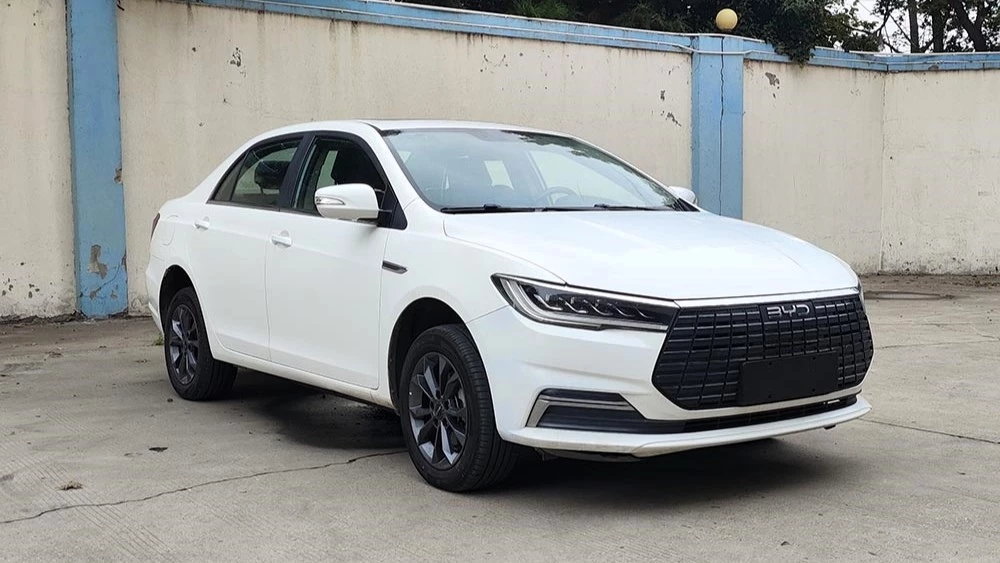 BYD Qin EV сбоку спереди минпром кнр