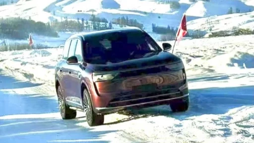 Кроссовер Aito M8 сбоку спереди