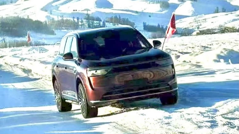 Кроссовер Aito M8 рассекретили во время испытаний. Что уже известно Кроссовер Aito M8 сбоку спереди