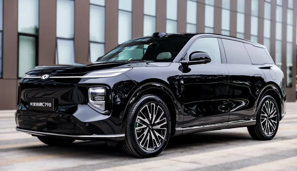 Какие модели представят китайские бренды в 2025 году. Топ-10 новинок Changan Nevo C798 спереди сбоку гибрид