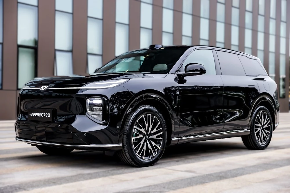 Changan Nevo C798 спереди сбоку гибрид