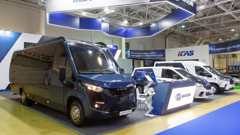 Автобус Avior Tourist на презентации в Москве comtrans 2024 сбоку maxus