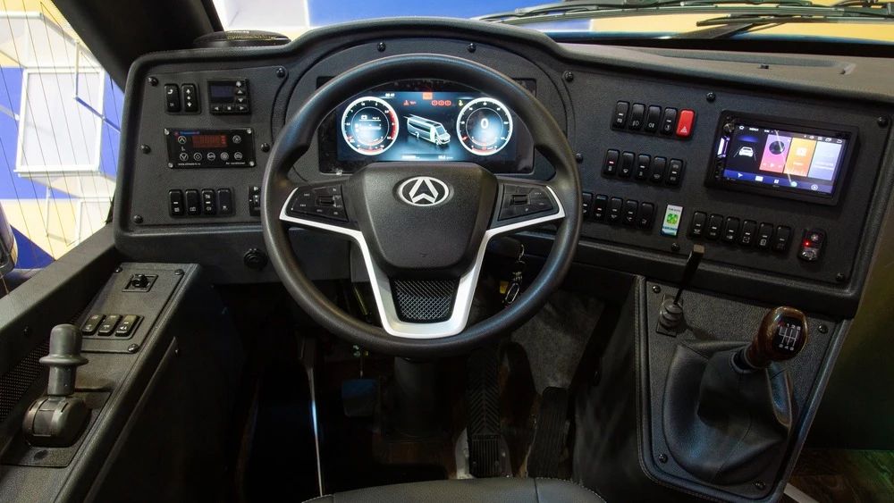 Салон интерьер автобус Avior Tourist место водителя