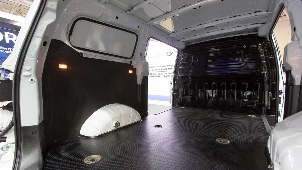 Грузовой отсек фургона Avior V90