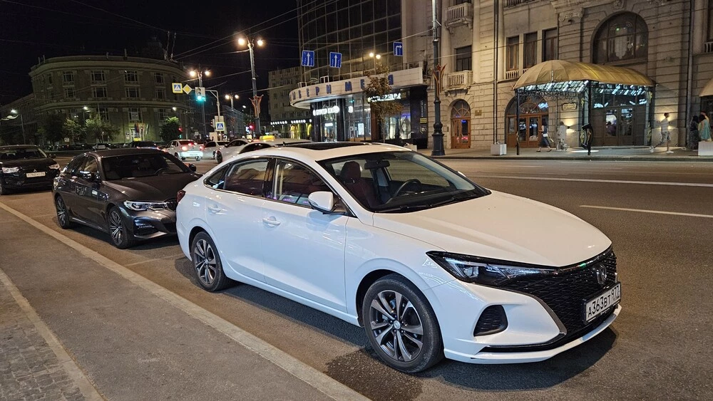 Changan Eado Plus тест сбоку спереди